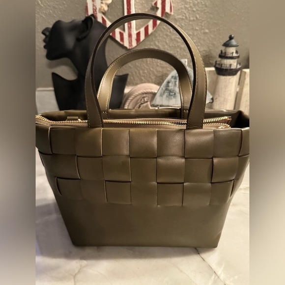 GUESS Woven Tote Bag also have wallet in closet minor wear on corner 11x8in - Picture 3 of 12